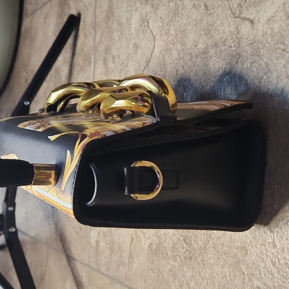 Elegant Black and Gold Women's Handbag - Picture 4 of 4